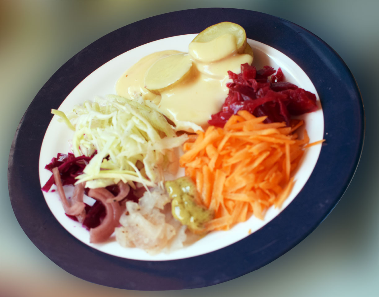 snabbgravad sik med olika sallader och tillbeh&ouml;r samt majonn&auml;s och hovm&auml;stars&aring;s