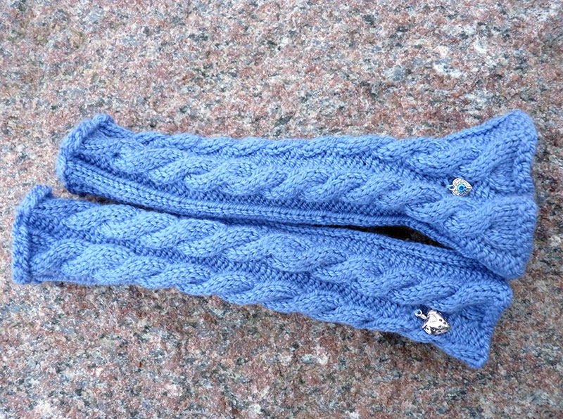 Bl� pulsv�rmare med berlocker