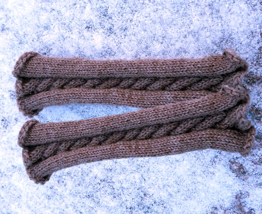 Pulsv�rmare i yllegarn (75% ull 25% polyamid) beige ljusbruna med en fl�ta